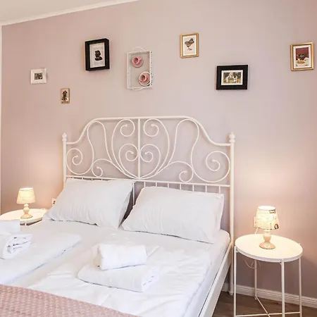 Sherlock's Holidays Boutique Apartmán *
